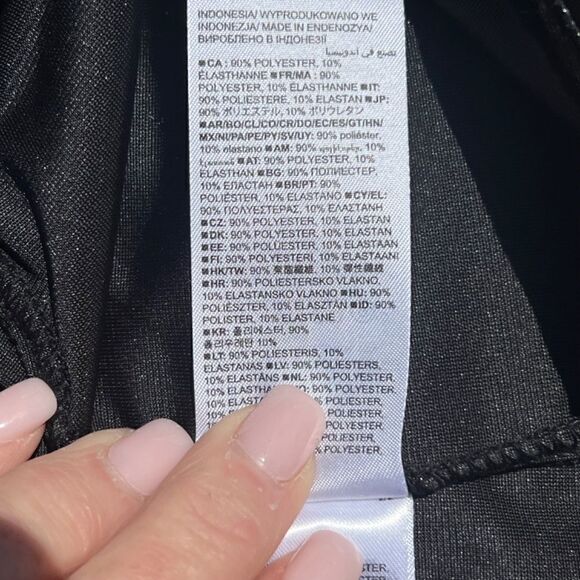 Gap Black Velvet Puff Sleeve V Neck Top- never worn and in perfect condition! - Picture 2 of 9